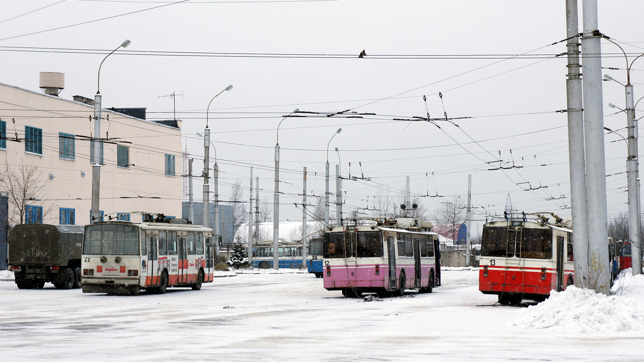 Weliki Nowgorod, Škoda 14TrM (VMZ) Nr. 22; Weliki Nowgorod, ZiU-682 GOH Ivanovo Nr. 12; Weliki Nowgorod — Trolleybus depot