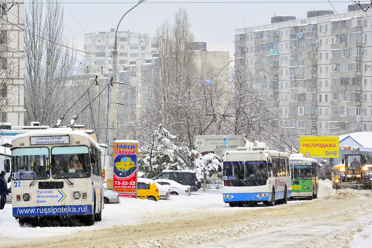 Новороссийск, ЗиУ-682Г-012 [Г0А] № 32; Новороссийск, ЗиУ-682Г-016.04 № 62