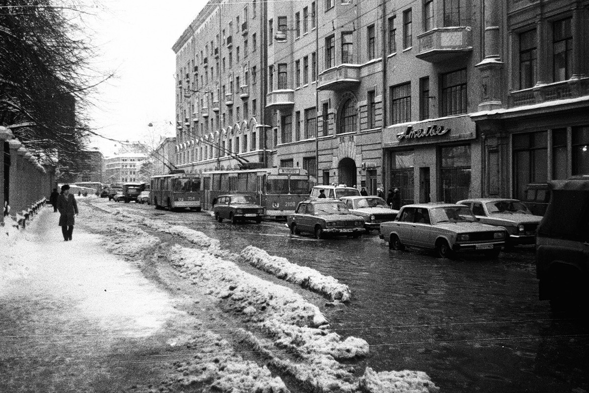 Moscova, ZiU-682V [V00] Nr. 2341; Moscova, ZiU-682V Nr. 2108; Moscova — Historical photos — Tramway and Trolleybus (1946-1991)