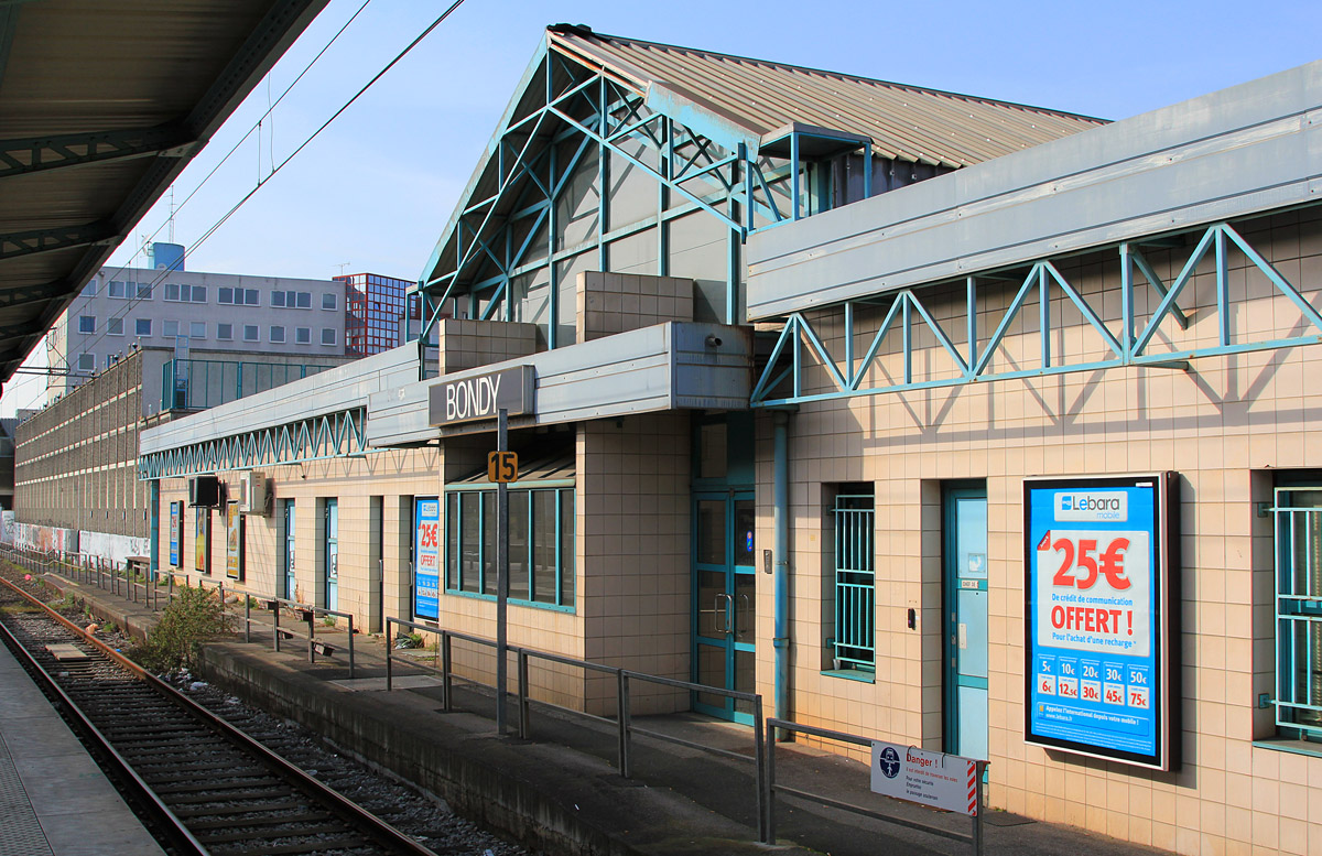 Paris - Versailles - Yvelines — Suburban trains RER — Line E; Paris - Versailles - Yvelines — Tram line T4