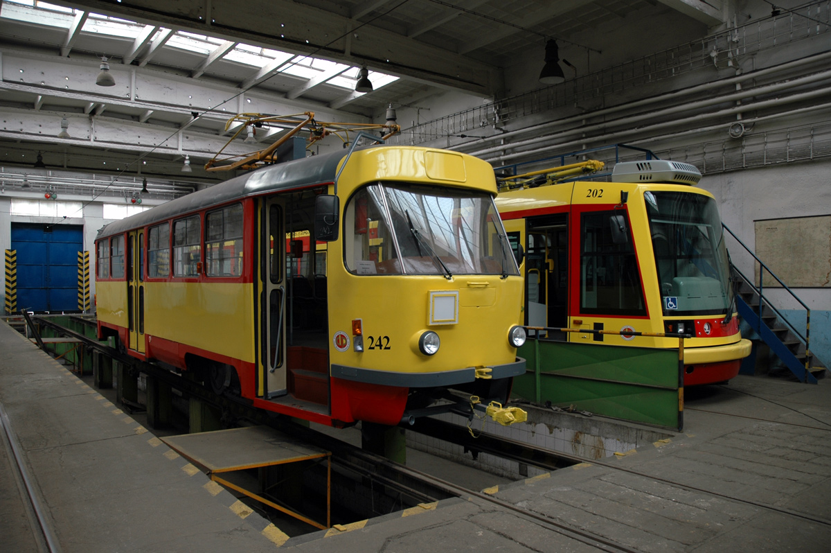 Мост ― Литвинов, Tatra T3M.3 № 242