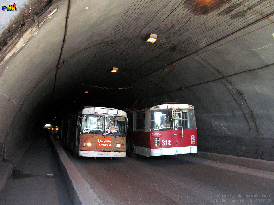 Алчевск, ЗиУ-682В [В00] № 326; Алчевск, ЗиУ-682В № 312