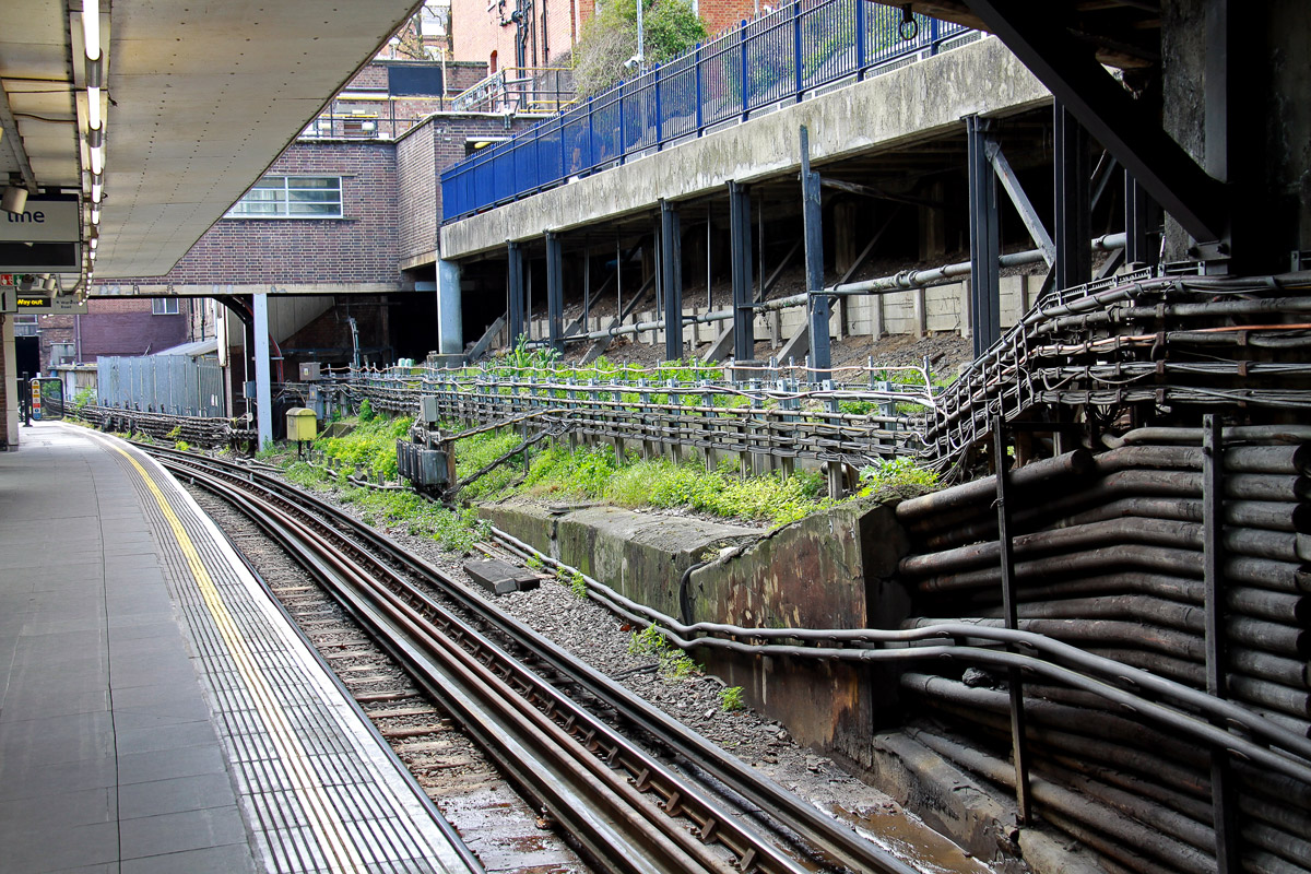 伦敦 — Underground — Lines and Stations