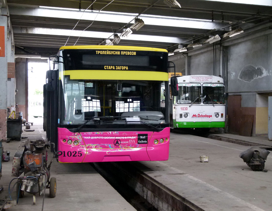 Stara Zagora, LAZ E183D1 č. 1025; Stara Zagora, ZiU-682UP PRB č. 1030; Stara Zagora — Trolleybus Depot