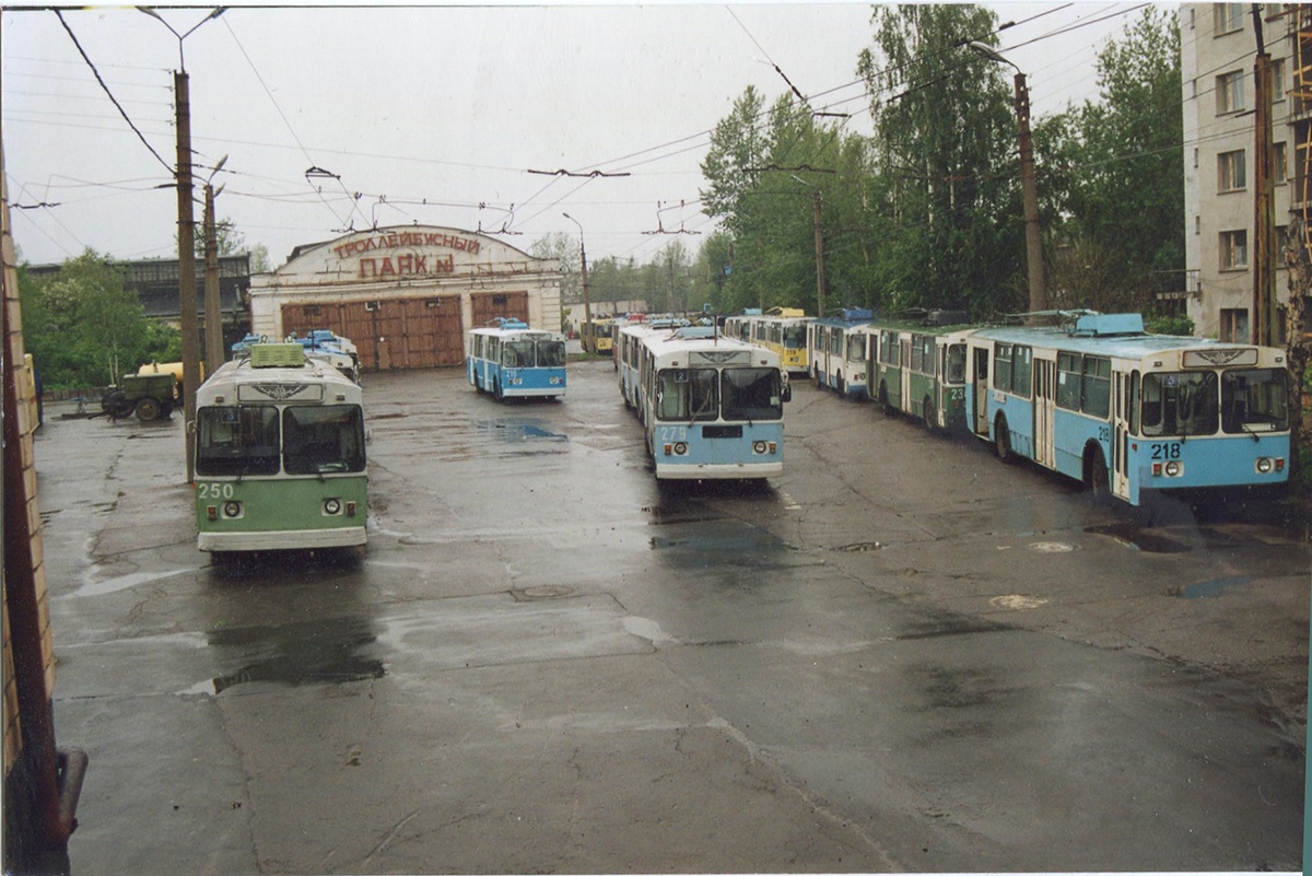 Петрозаводск, ЗиУ-682В-012 [В0А] № 250; Петрозаводск, ЗиУ-682Г [Г00] № 279; Петрозаводск, ЗиУ-682В [В00] № 218