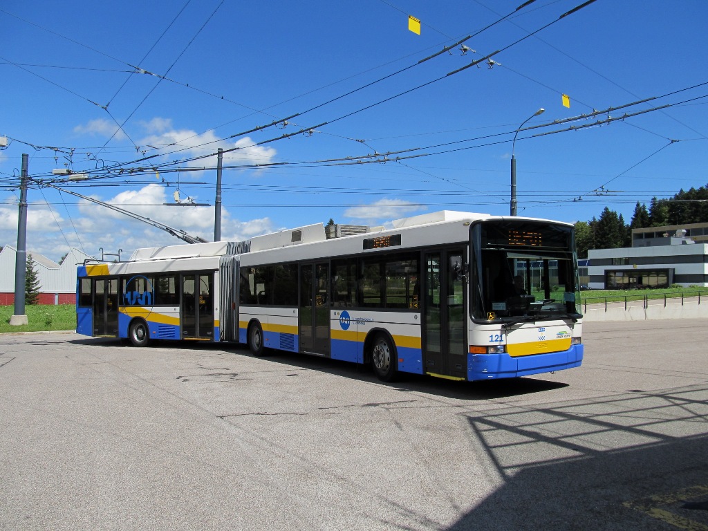 La Chaux-de-Fonds, Hess SwissTrolley 2 (BGT-N2) № 121