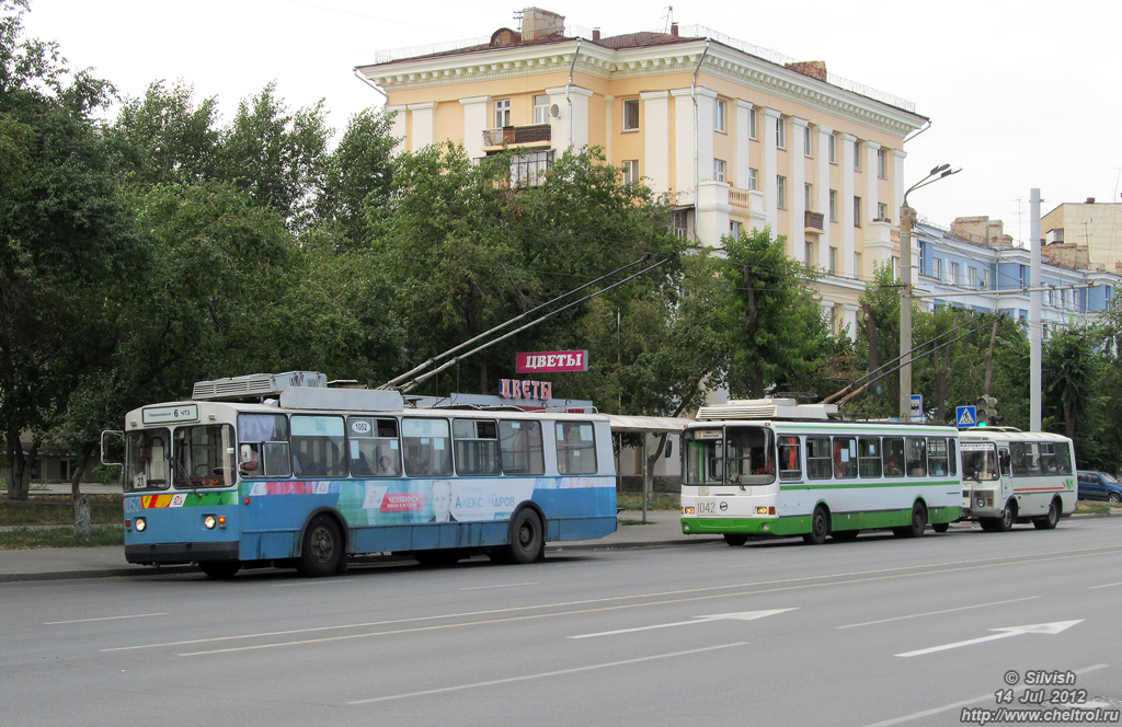 Челябинск, ЗиУ-682Г [Г00] № 1052; Челябинск, ЛиАЗ-5280 (ВЗТМ) № 1042