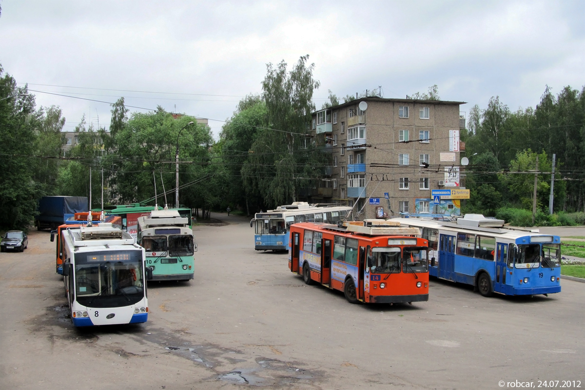 Рыбинск, ВМЗ-5298.01 «Авангард» № 8; Рыбинск, ЗиУ-682 (ВЗСМ) № 14; Рыбинск — Разные фотографии