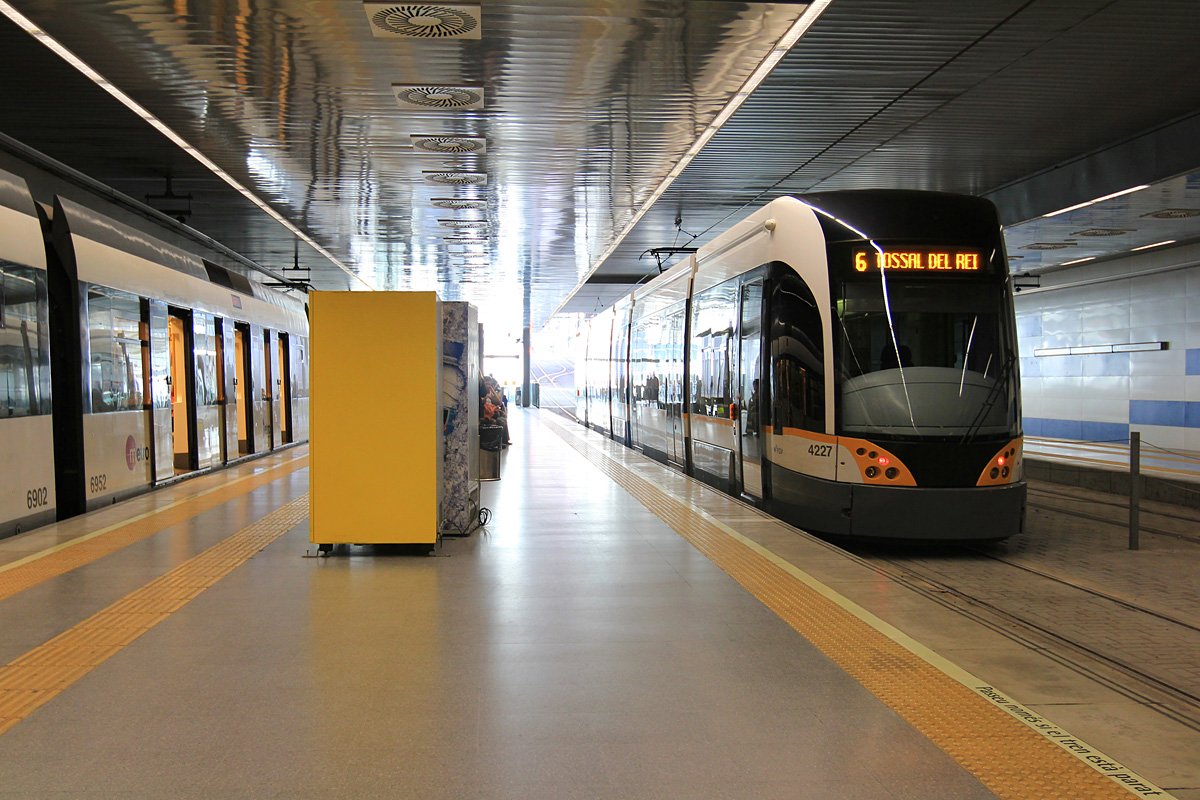 Валенсия, Bombardier Flexity Outlook № 4227; Валенсия, FGV Serie 3900 № 6952; Валенсия — Метрополитен