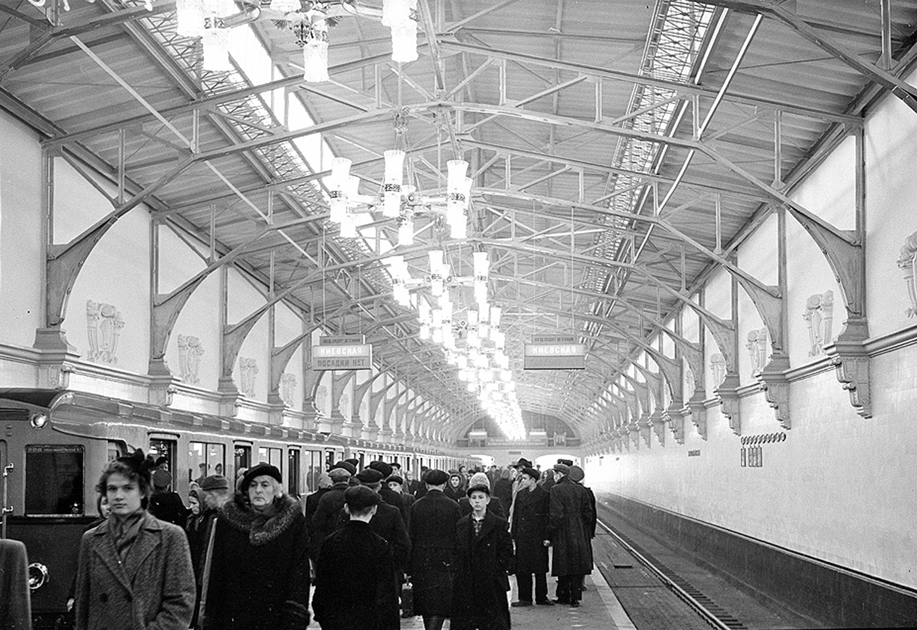 Москва — Метрополитен — [3] Арбатско-Покровская линия