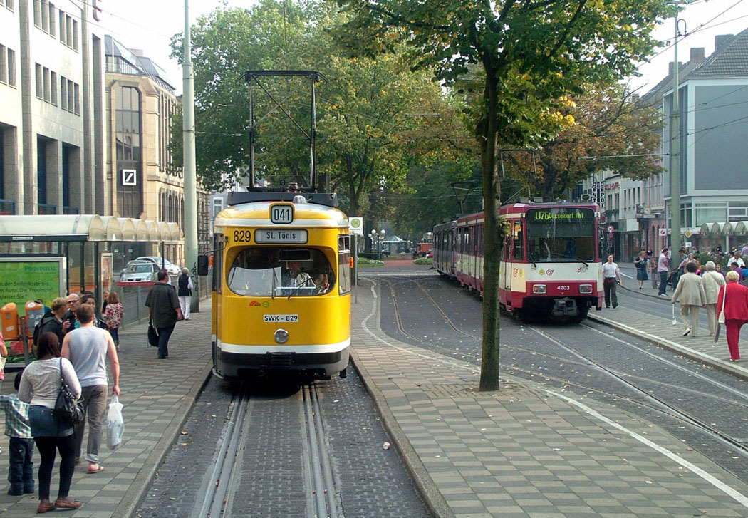 Крефельд, Duewag GT8 № 829; Дюссельдорф, Duewag B80D № 4203