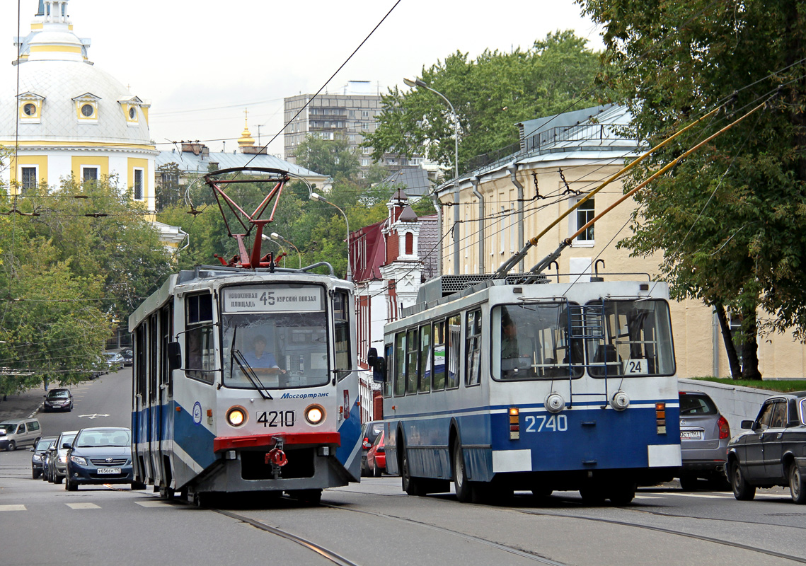 Москва, 71-608КМ № 4210; Москва, ЗиУ-682ГМ1 (с широкой передней дверью) № 2740