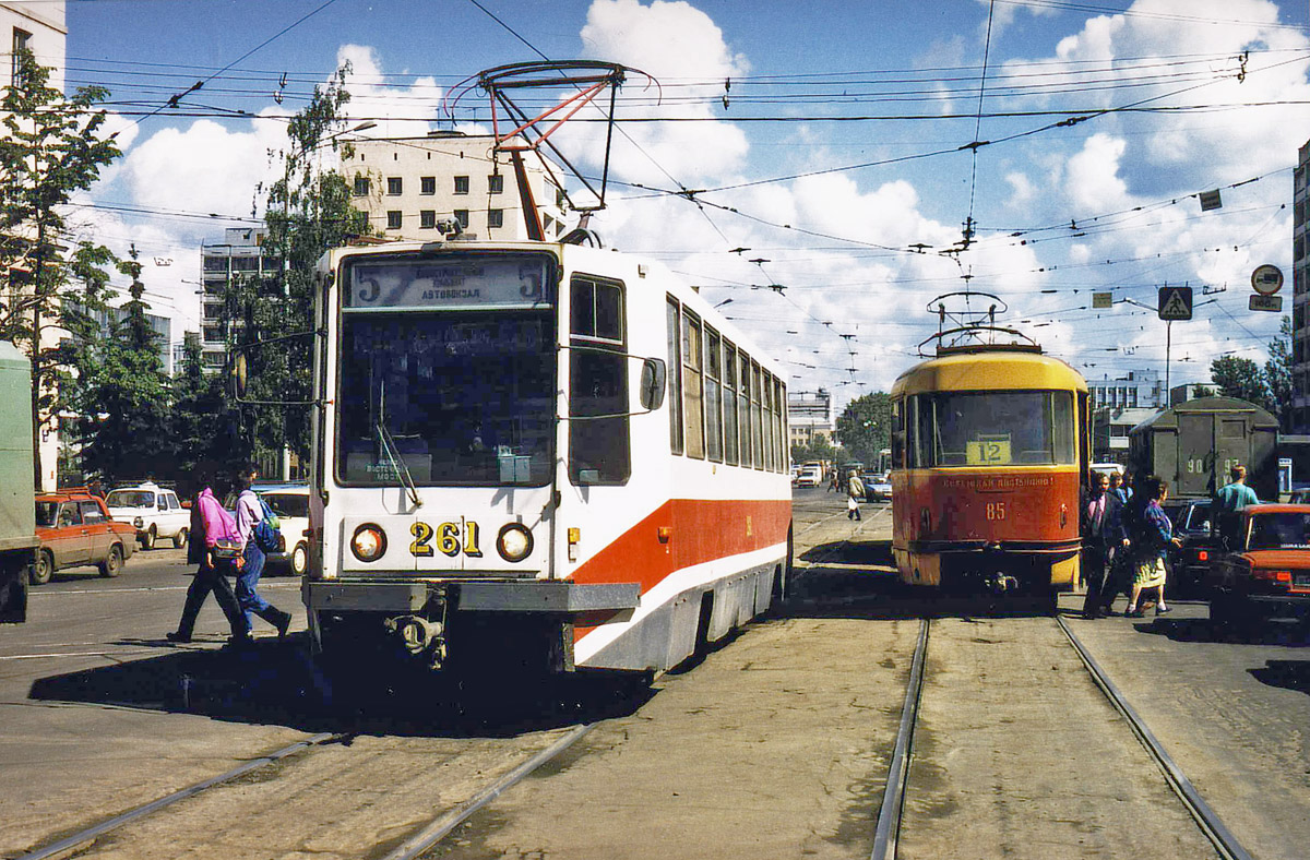 Тверь, 71-608К № 261; Тверь, Tatra T3SU (двухдверная) № 85; Тверь — Тверской трамвай в 1990-е гг.