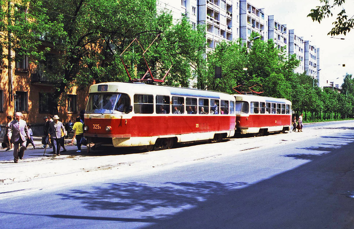 Tverė, Tatra T3SU nr. 325; Tverė — Streetcar lines: Zavolzhsky district; Tverė — Tver streetcar in the 1990s.