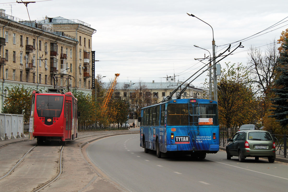 Казань, 71-134АЭ (ЛМ-99АЭ) № 1102; Казань, ЗиУ-682В-012 [В0А] № 1226