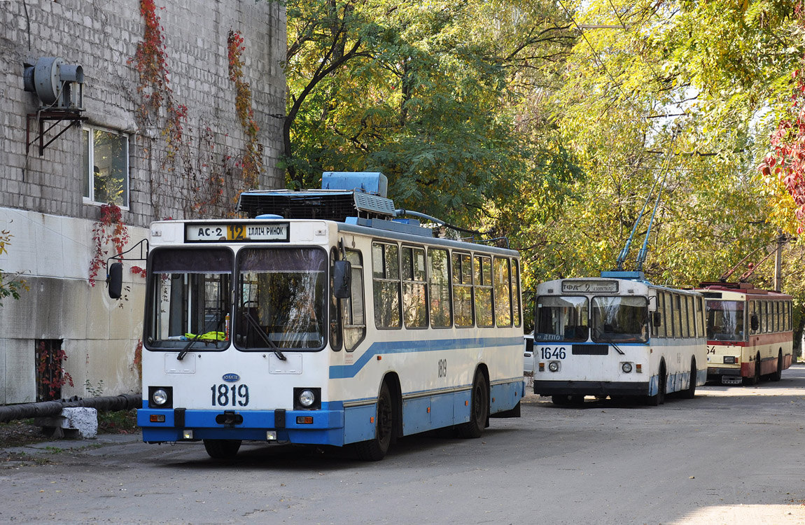 Маріуполь, ЮМЗ Т2 № 1819; Маріуполь, ЗиУ-682Г [Г00] № 1646