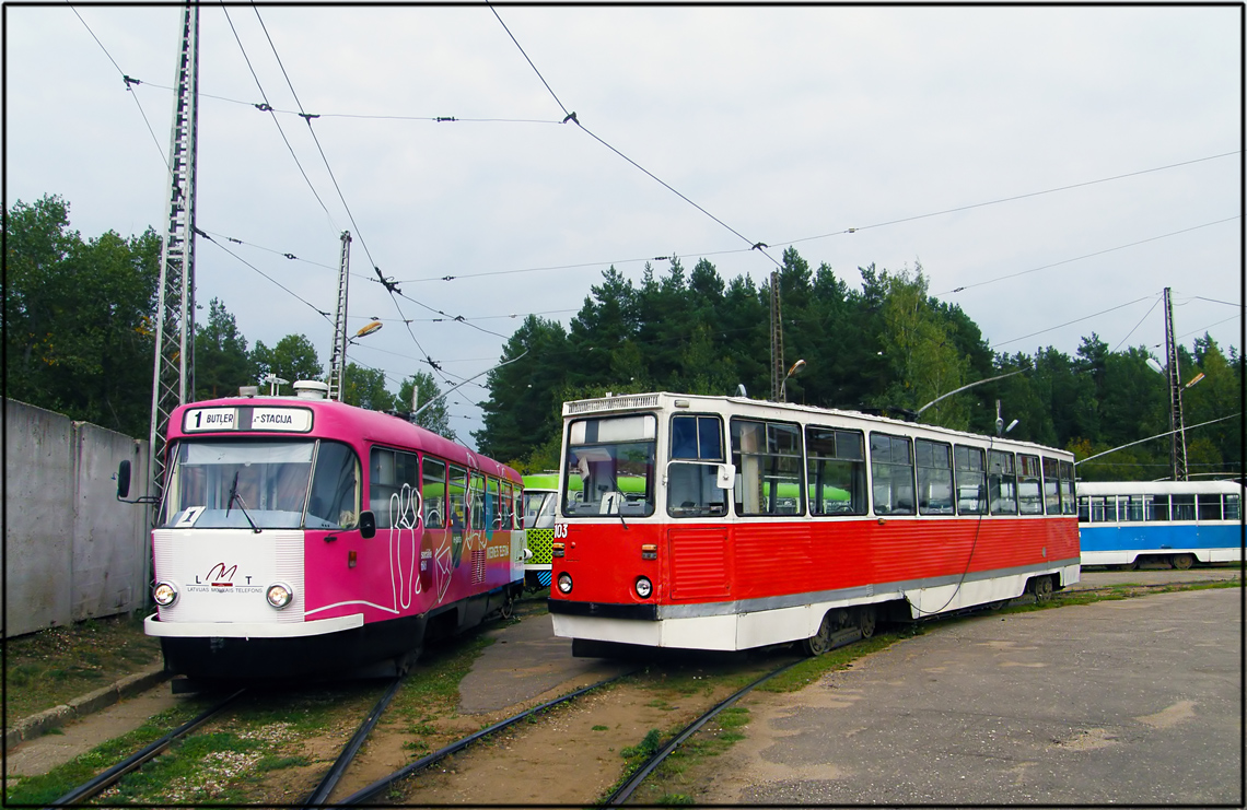 Даўгаўпілс, Tatra T3DC1 № 072; Даўгаўпілс, 71-605А № 103 Даўгаўпілс, Tatra T3DC1 № 072; Даўгаўпілс, 71-605А № 103