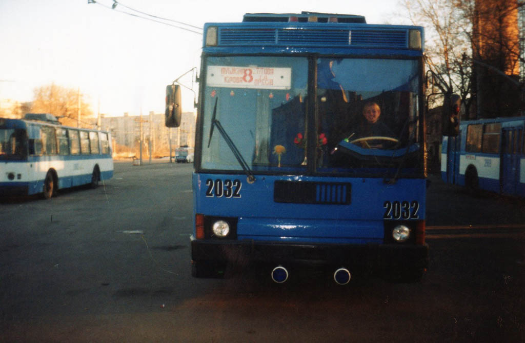 Днепр, ЮМЗ Т1Р (Т2П) № 2032; Днепр, ЗиУ-682В № 2903; Днепр — Территория троллейбусных депо Днепр, ЮМЗ Т1Р (Т2П) № 2032; Днепр, ЗиУ-682В № 2903; Днепр — Территория троллейбусных депо