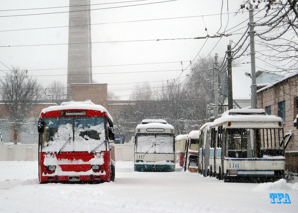 Ровно, Škoda 14Tr10/6 № 154; Ровно, ЮМЗ Т1 № 117; Ровно, ЮМЗ Т1 № 116