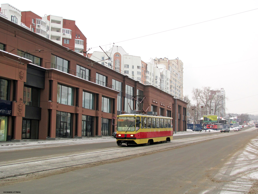 Екатеринбург, 71-402 № 823