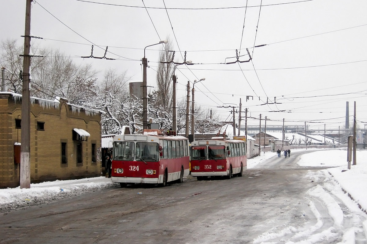 Алчевск, ЗиУ-682В [В00] № 324; Алчевск, ЗиУ-682В-012 [В0А] № 352