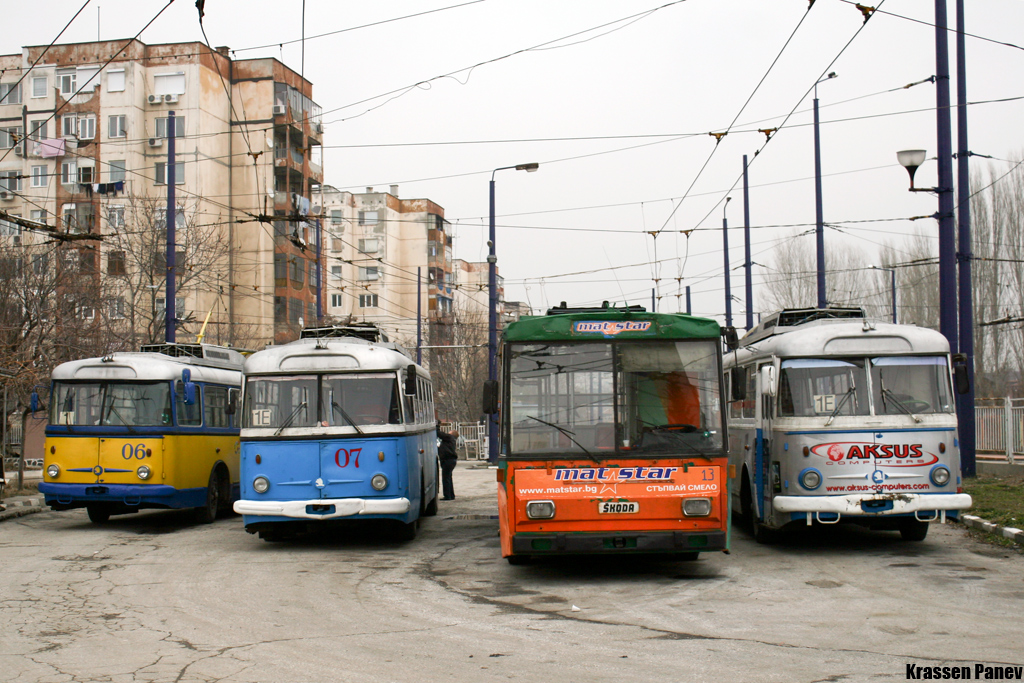 Pazardzhik, Škoda 9TrHT28 č. 07; Pazardzhik, Škoda 14Tr01 č. 13; Pazardzhik, Škoda 9TrHT28 č. 05