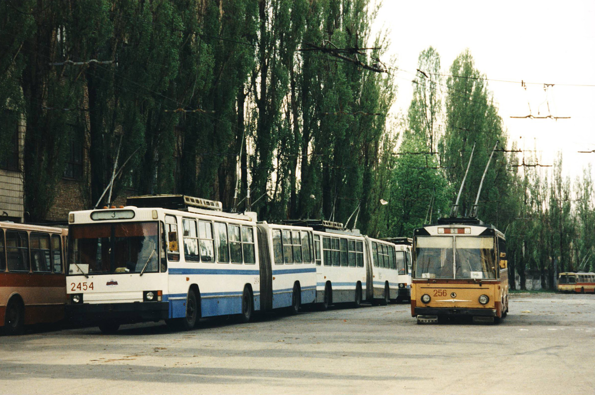 Киев, ЮМЗ Т1 № 2454; Киев, Škoda 14Tr02 № 256; Киев — Исторические фотографии