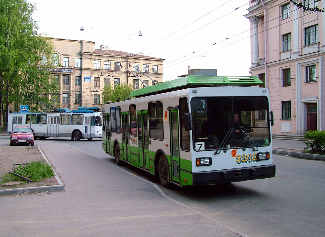 Szentpétervár, ZiU-682V — 3686; Szentpétervár, PTZ-5283 — 3202