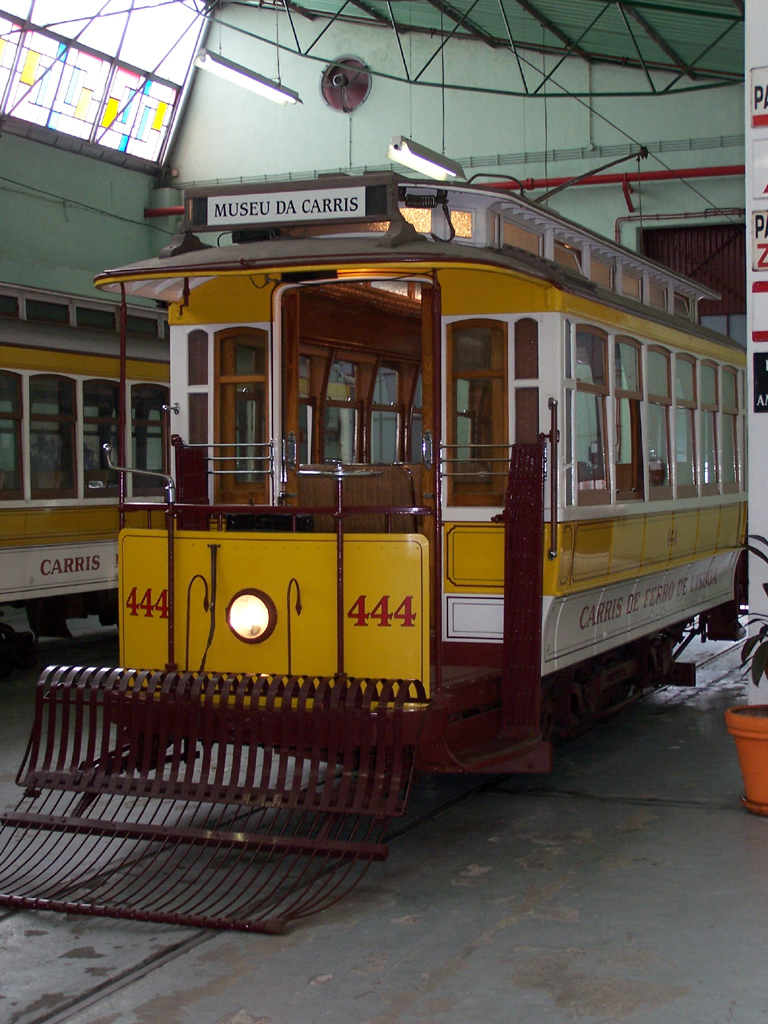 Lisszabon, St. Louis 2-axle motor car — 444; Lisszabon — Trams: Museu da Carris Lisszabon, St. Louis 2-axle motor car — 444; Lisszabon — Trams: Museu da Carris