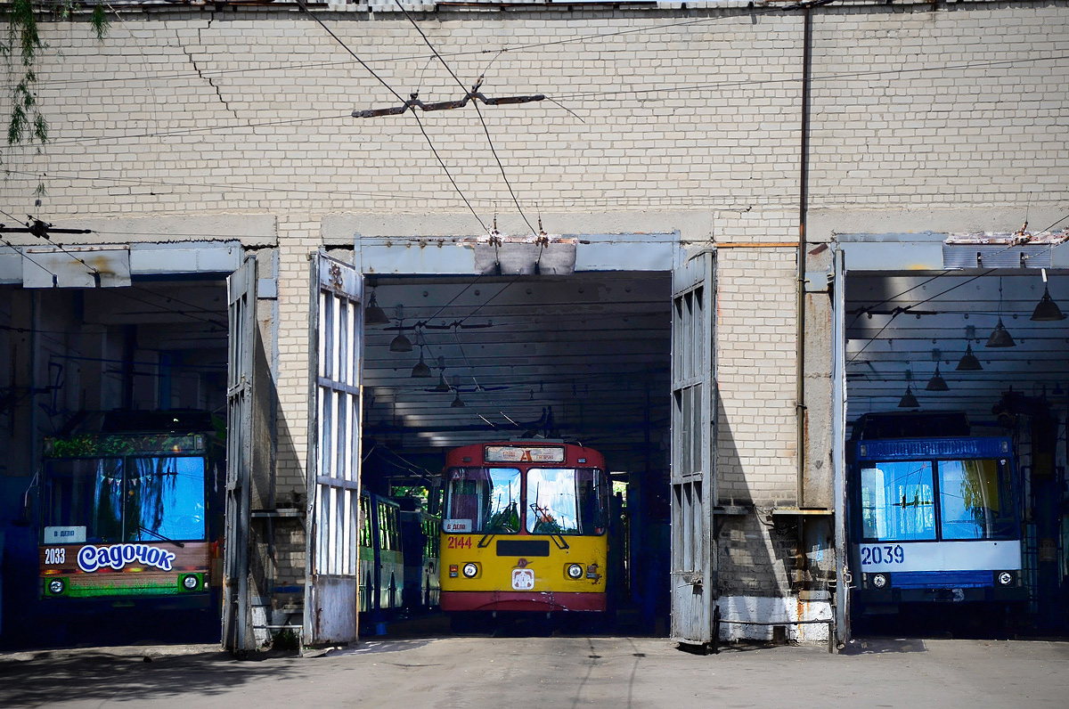 Днепр, ЮМЗ Т1Р (Т2П) № 2039; Днепр, ЗиУ-682Г-016 (018) № 2144; Днепр, ЮМЗ Т1Р (Т2П) № 2033