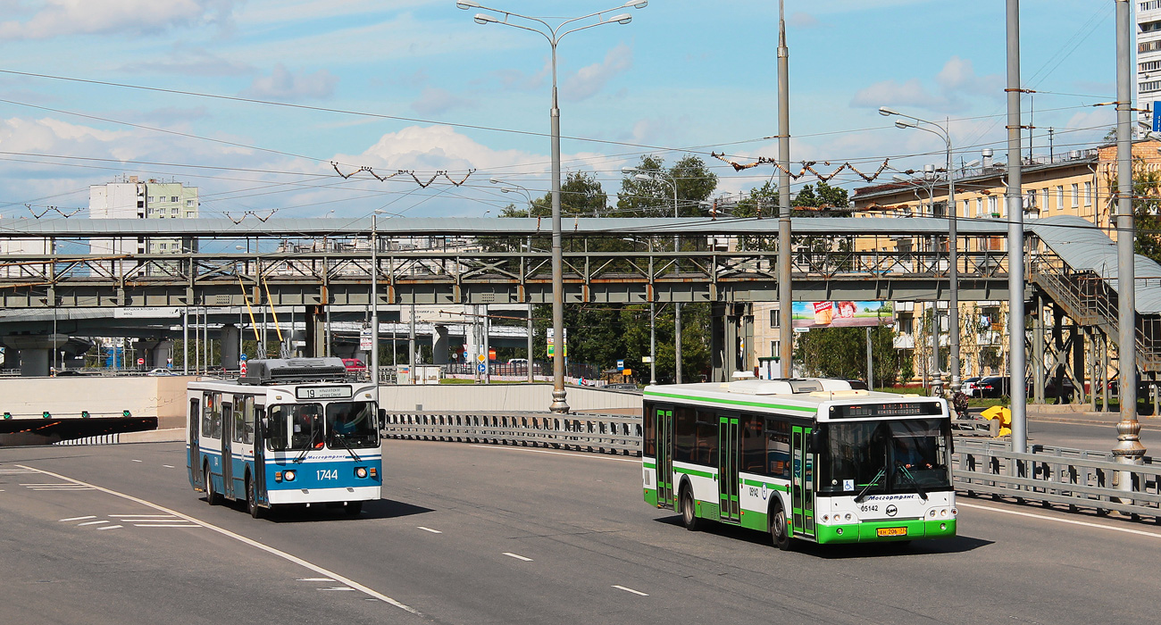 Москва, ЗиУ-682ГМ1 (с широкой передней дверью) № 1744
