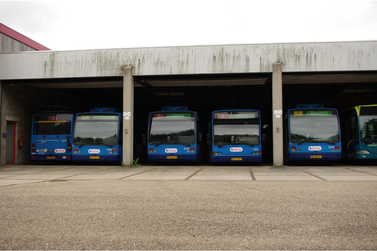 Арнем, Van Hool AG 300T № 5207; Арнем, Van Hool AG 300T № 5206; Арнем, Van Hool AG 300T № 5203; Арнем, Berkhof Premier AT18 № 5211; Арнем, Van Hool AG 300T № 5204