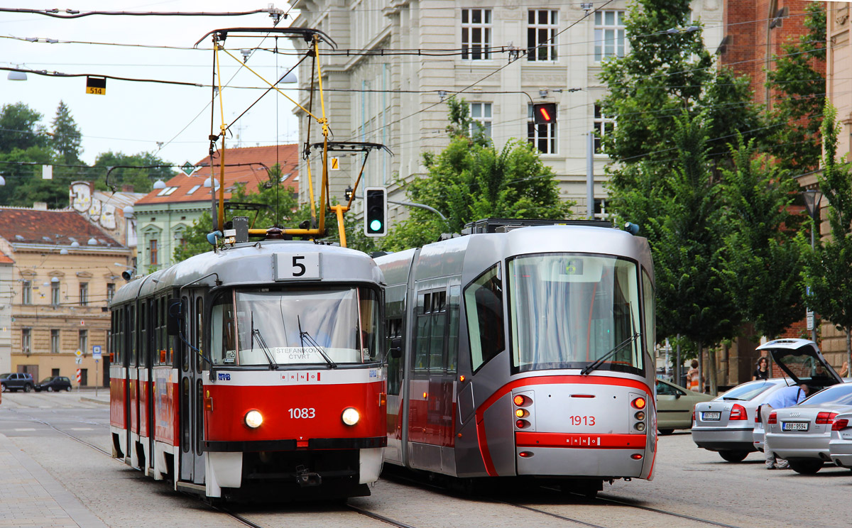 Брно, Tatra K2 № 1083; Брно, Škoda 13T Elektra № 1913