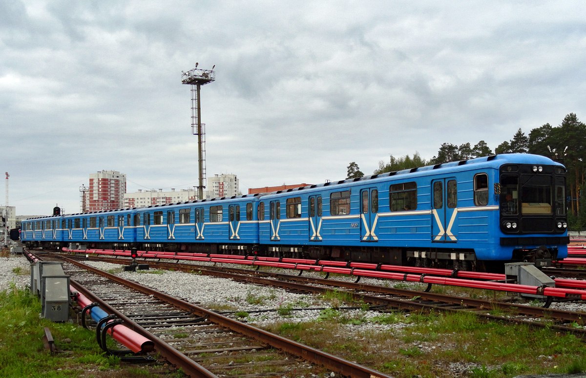 Екатеринбург, 81-717.5 (ЛВЗ/ВМ) № 8910; Екатеринбург, 81-714.5 (ЛВЗ/ВМ) № 8252; Екатеринбург, 81-714.5 (ЛВЗ/ВМ) № 8251; Екатеринбург, 81-717.5 (ЛВЗ/ВМ) № 8909