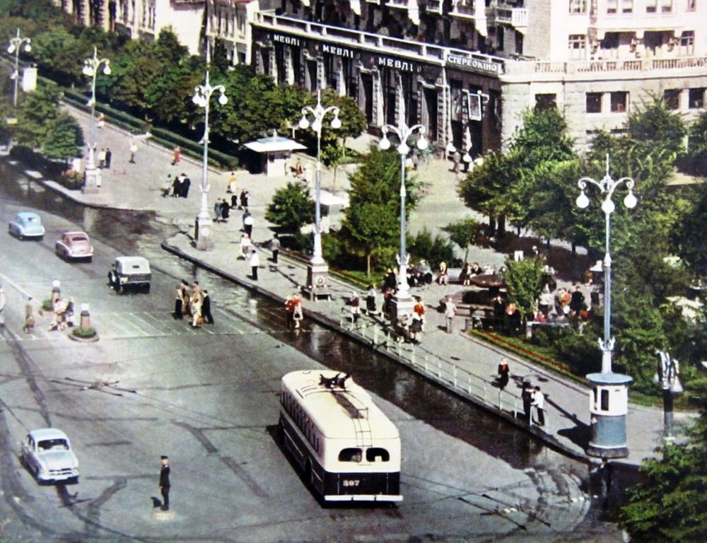 Киев, МТБ-82Д № 307; Киев — Исторические фотографии