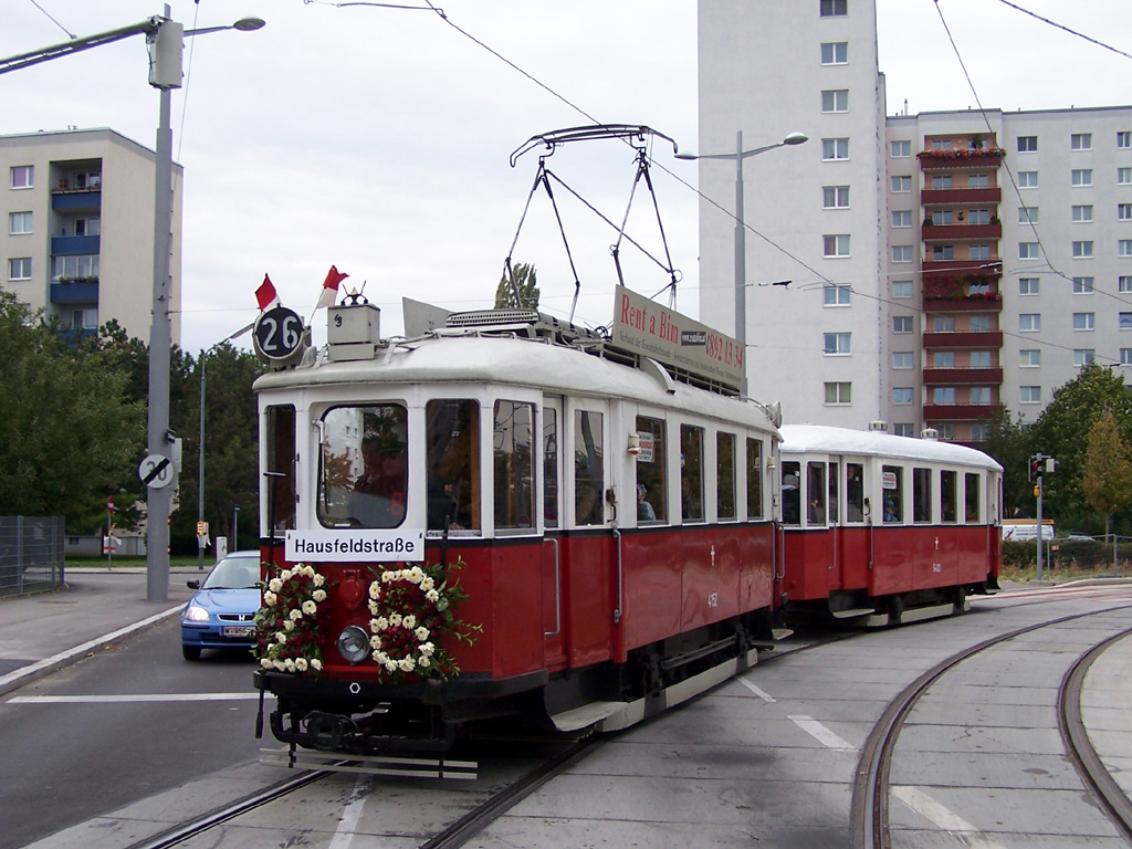Wien, Simmering Type M1 # 4152; Wien — Opening of the new line 26 Kagraner Platz — Hausfeldstrasse Wien, Simmering Type M1 # 4152; Wien — Opening of the new line 26 Kagraner Platz — Hausfeldstrasse