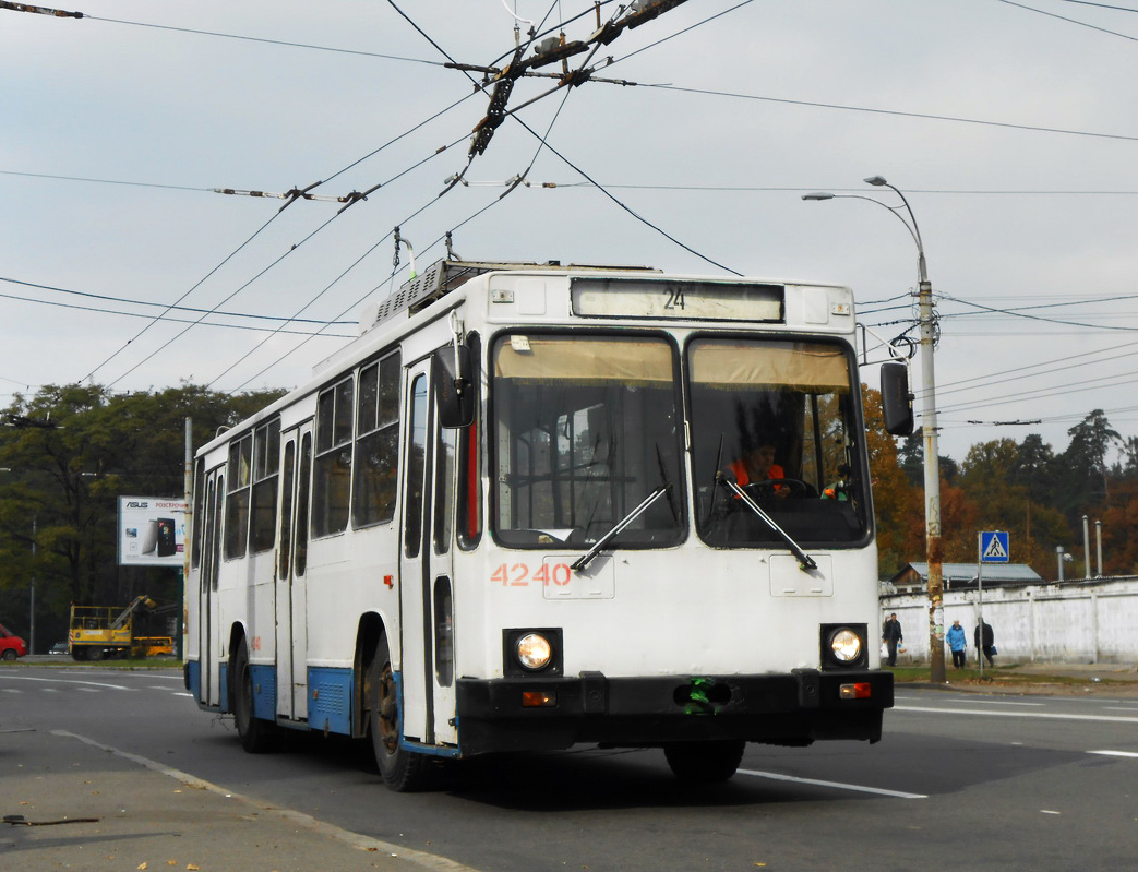 Киев, ЮМЗ Т2 № 4240