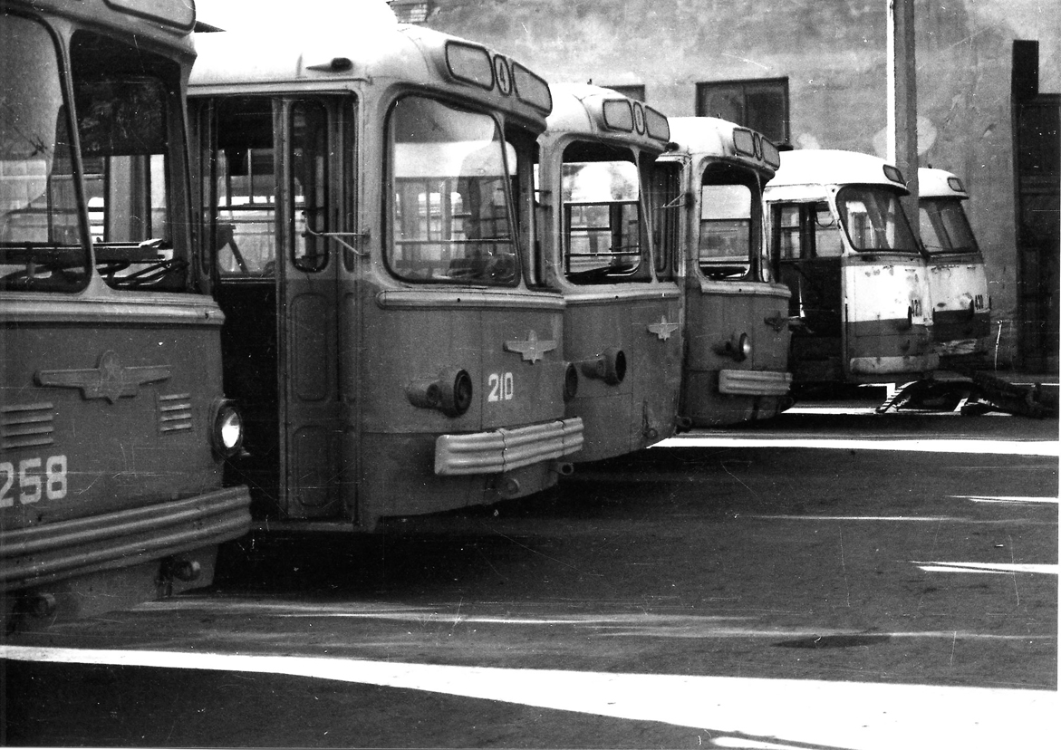 奧德薩, ZiU-5 # 258; 奧德薩, ZiU-5 # 210; 奧德薩, OdAZ-695T # 423; 奧德薩, OdAZ-695T # 430; 奧德薩 — Trolleybus Depot #1 奧德薩, ZiU-5 # 258; 奧德薩, ZiU-5 # 210; 奧德薩, OdAZ-695T # 423; 奧德薩, OdAZ-695T # 430; 奧德薩 — Trolleybus Depot #1