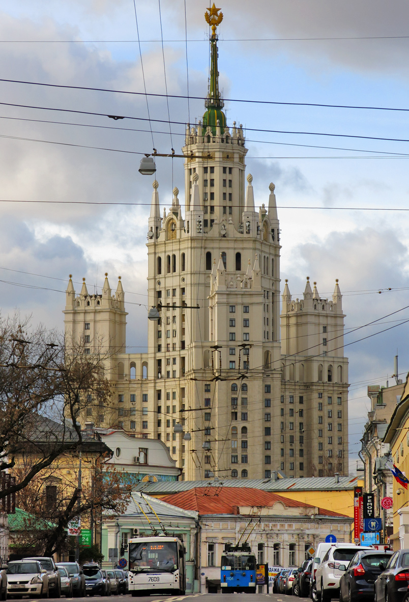 Москва, Тролза-6206.00 «Мегаполис» № 7609; Москва, ЗиУ-682ГМ1 (с широкой передней дверью) № 7404