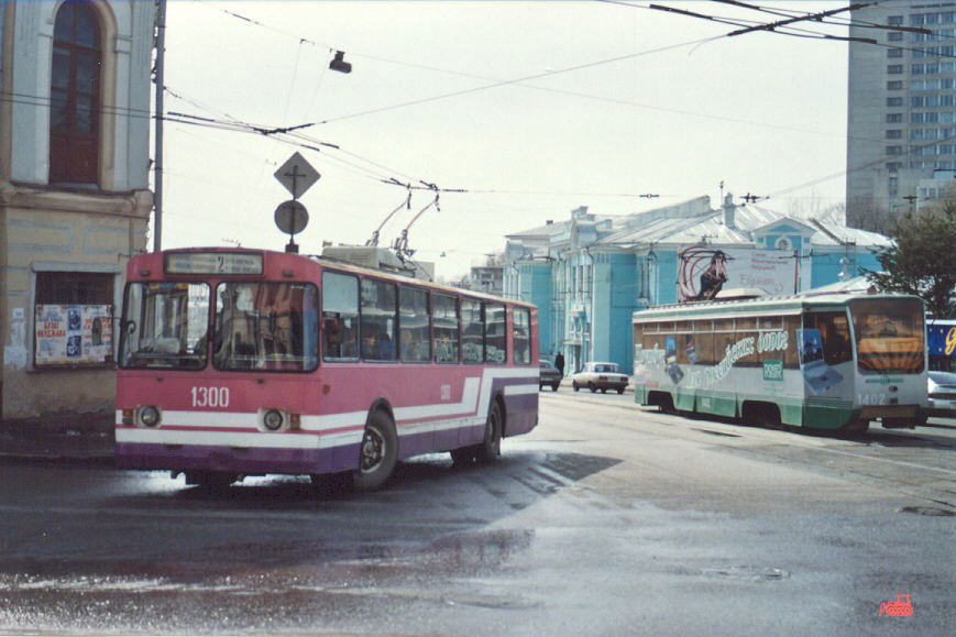 Казань, ЗиУ-682В № 1300; Казань, 71-619К № 1402