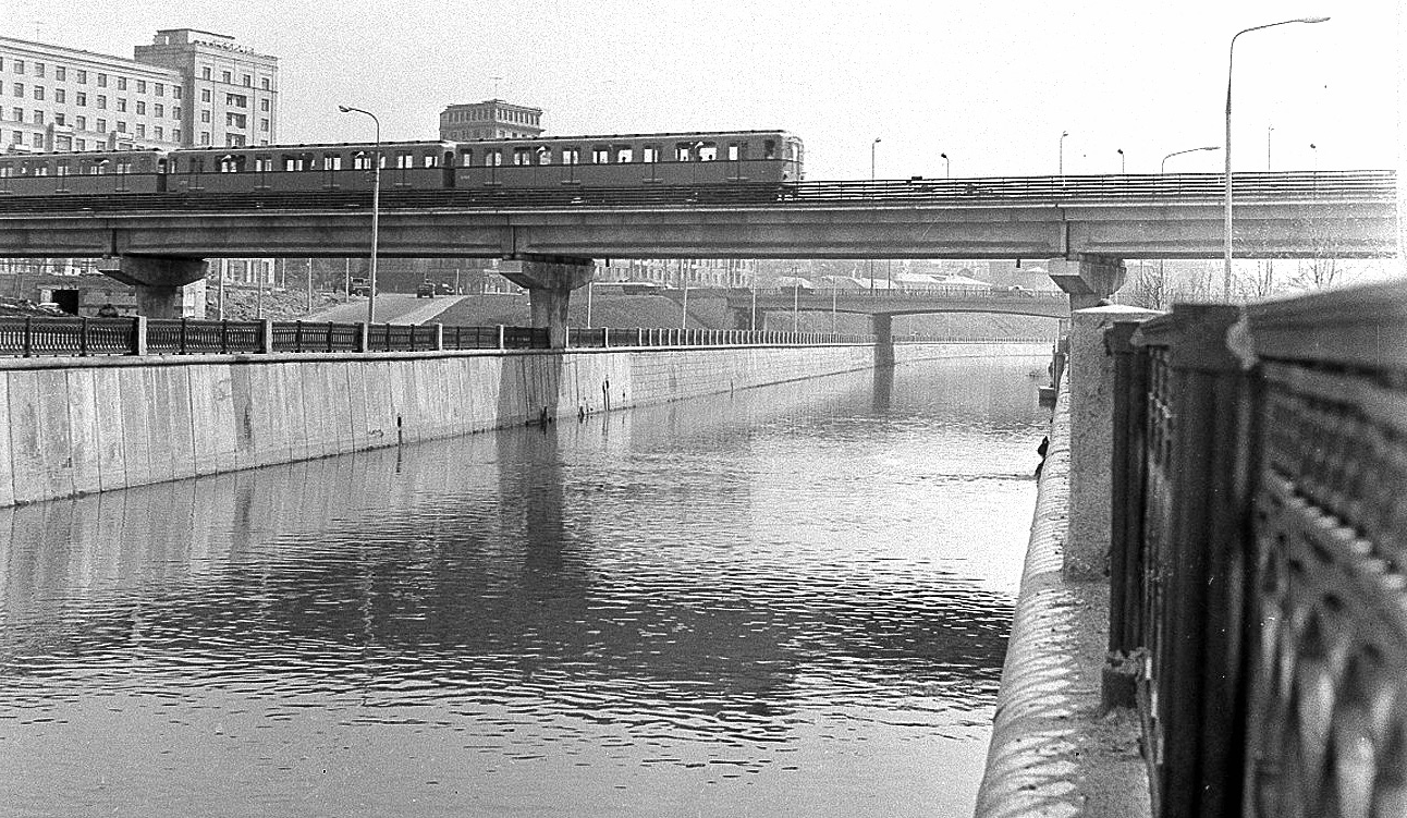 Moskva — Metro — Vehicles — Type D; Moskva — Metro — [1] Sokolnicheskaya Line