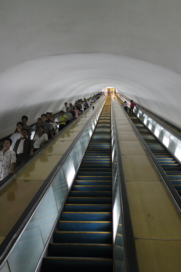 Пхеньян — Линия 1 — станция Пухын (Освоение Родины) Пхеньян — Линия 1 — станция Пухын (Освоение Родины)