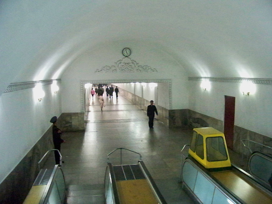 Пхеньян — Линия 1 — станция Пухын (Освоение Родины) Пхеньян — Линия 1 — станция Пухын (Освоение Родины)