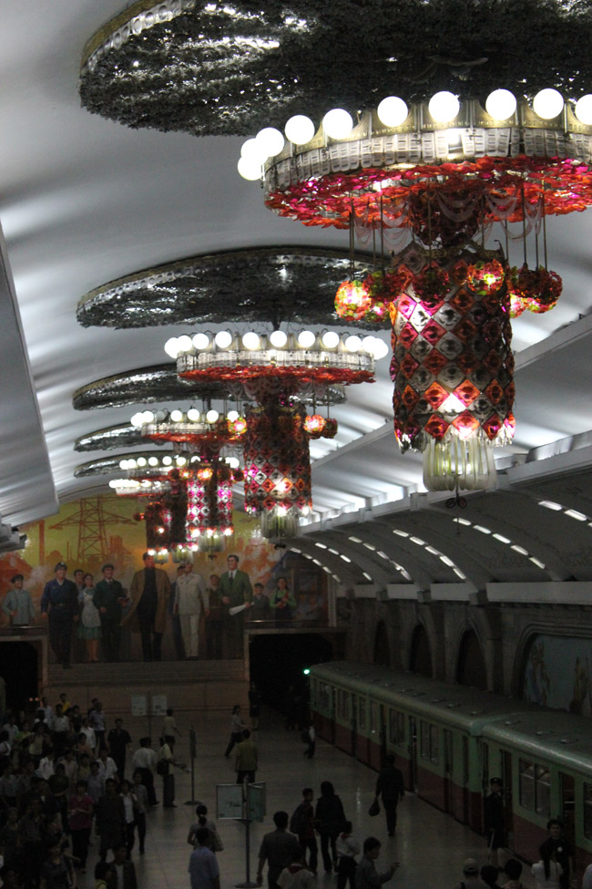 Пхеньян — Линия 1 — станция Пухын (Освоение Родины) Пхеньян — Линия 1 — станция Пухын (Освоение Родины)