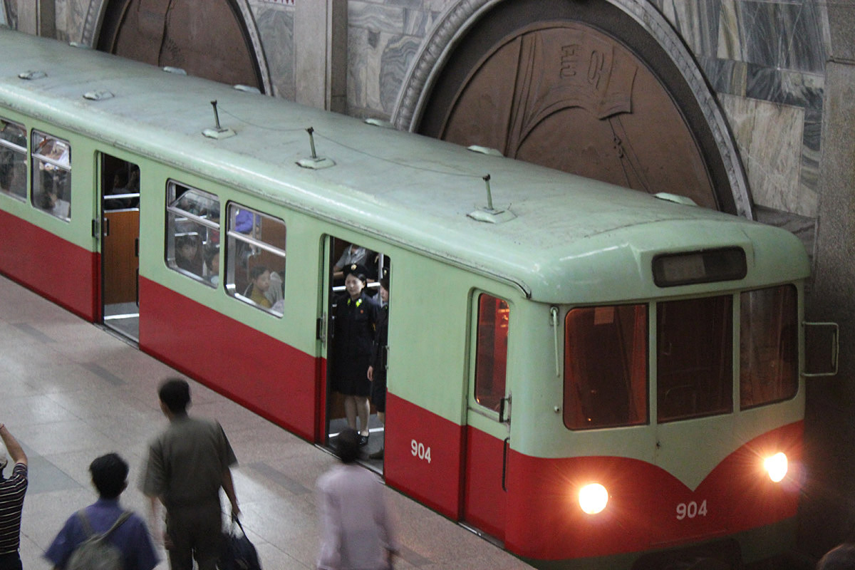 Пхеньян, BVG D № 904; Пхеньян — Линия 1 — станция Пухын (Освоение Родины) Пхеньян, BVG D № 904; Пхеньян — Линия 1 — станция Пухын (Освоение Родины)