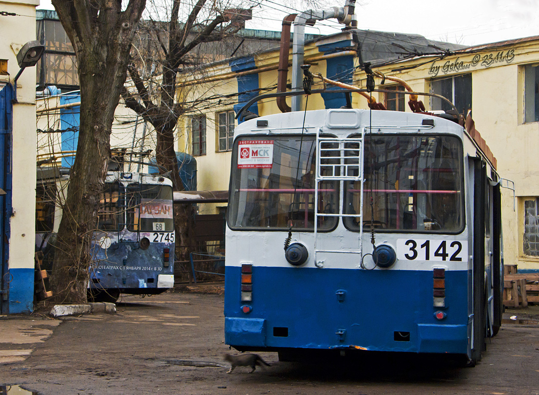 Москва, ЗиУ-682Г-016.02 (с широкой 1-й дверью) № 2745; Москва, ЗиУ-682Г-016.02 (с широкой 1-й дверью) № 3142