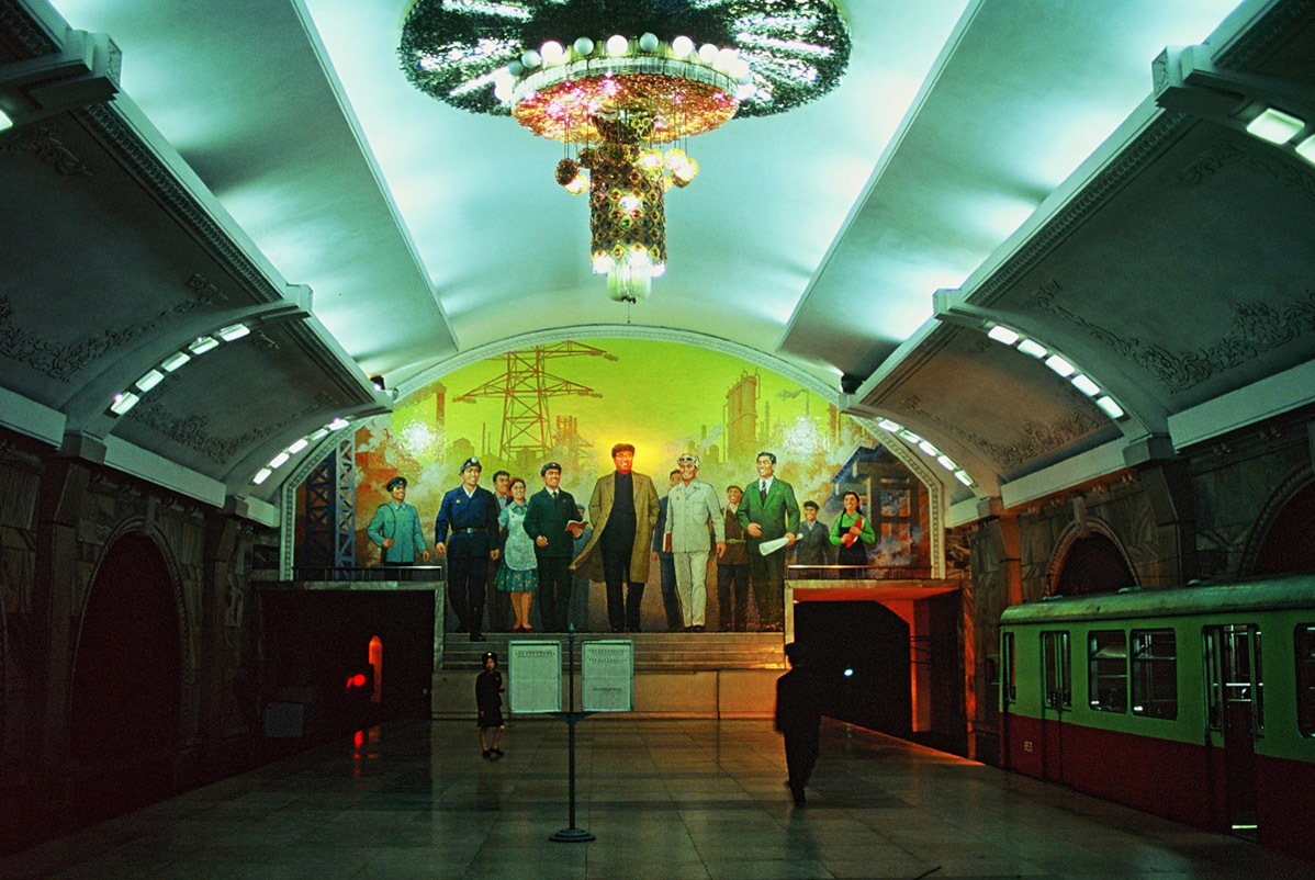 Пхеньян, BVG D № 853; Пхеньян — Линия 1 — станция Пухын (Освоение Родины) Пхеньян, BVG D № 853; Пхеньян — Линия 1 — станция Пухын (Освоение Родины)