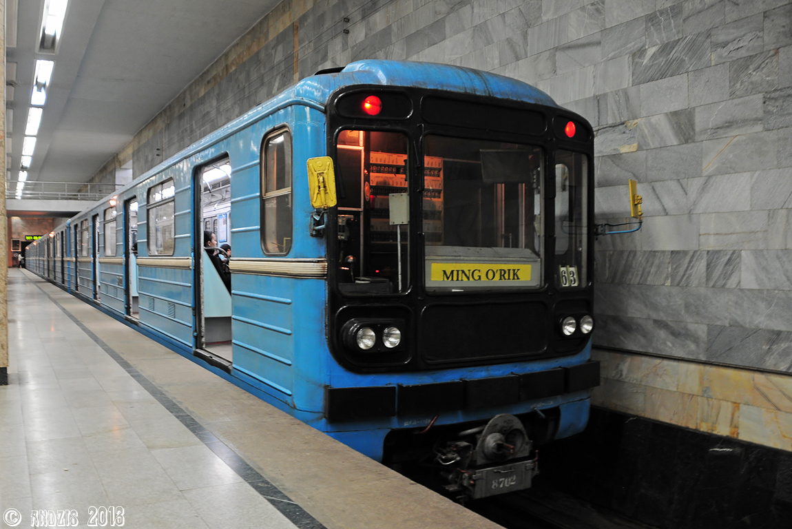 Ташкент, 81-717 (ЛВЗ) № 8702