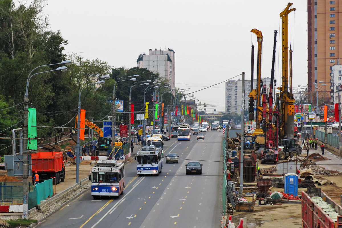 Москва, ЗиУ-682ГМ1 (с широкой передней дверью) № 2924; Москва, ЗиУ-682Г-016.02 № 2738
