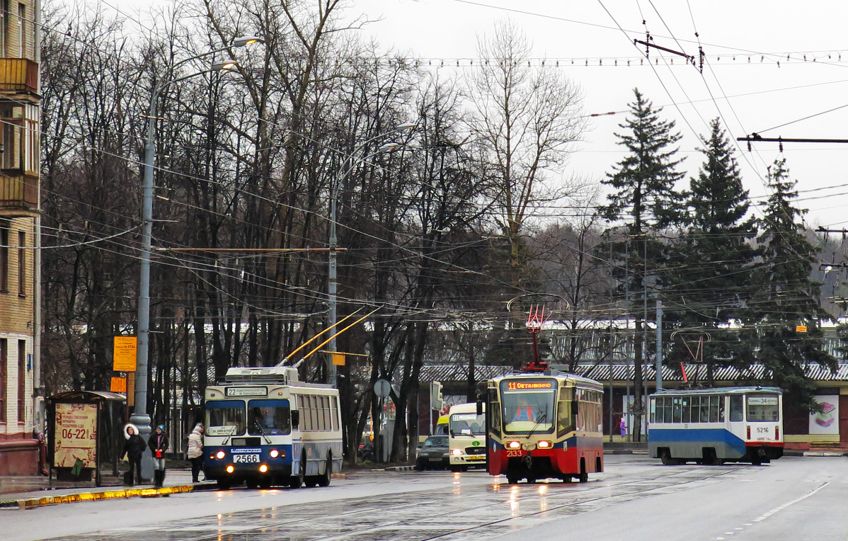 Москва, ЗиУ-682ГМ1 (с широкой передней дверью) № 2566; Москва, 71-619А № 2133; Москва, 71-608КМ № 5216